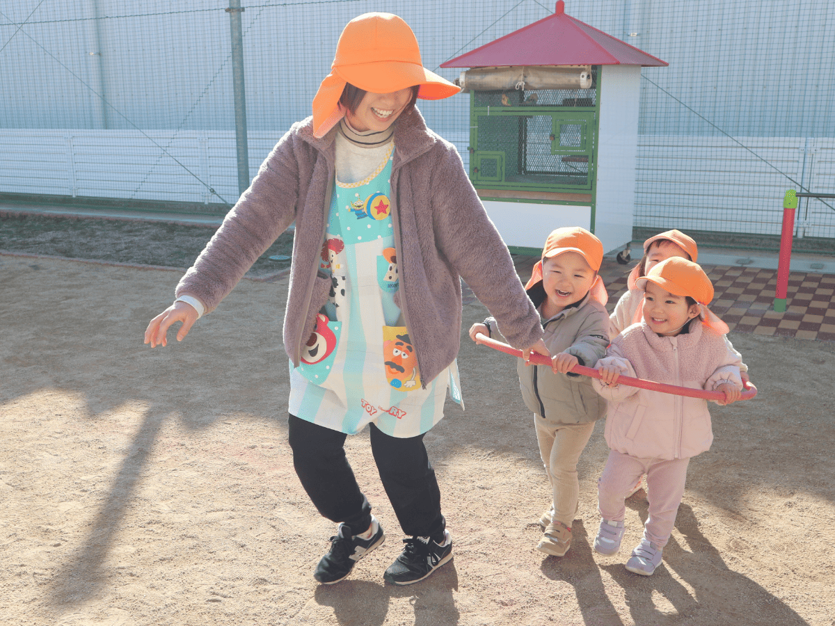先生と遊ぶ園児たち