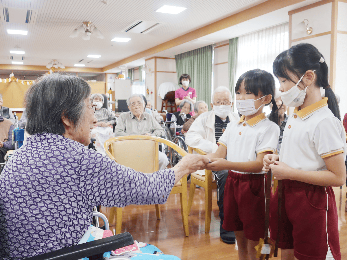 地域の方と交流する園児たち