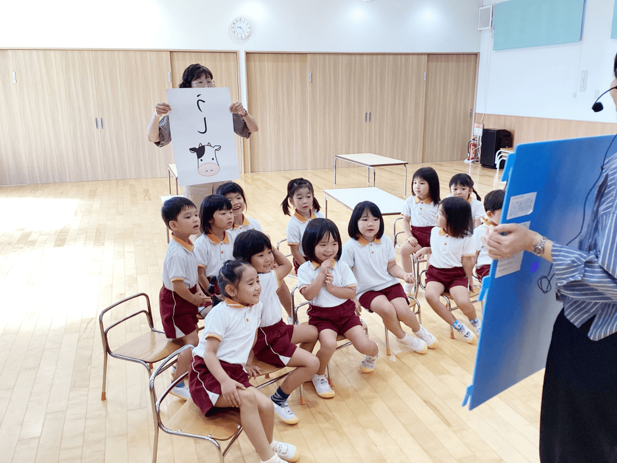 問題を解く園児たち