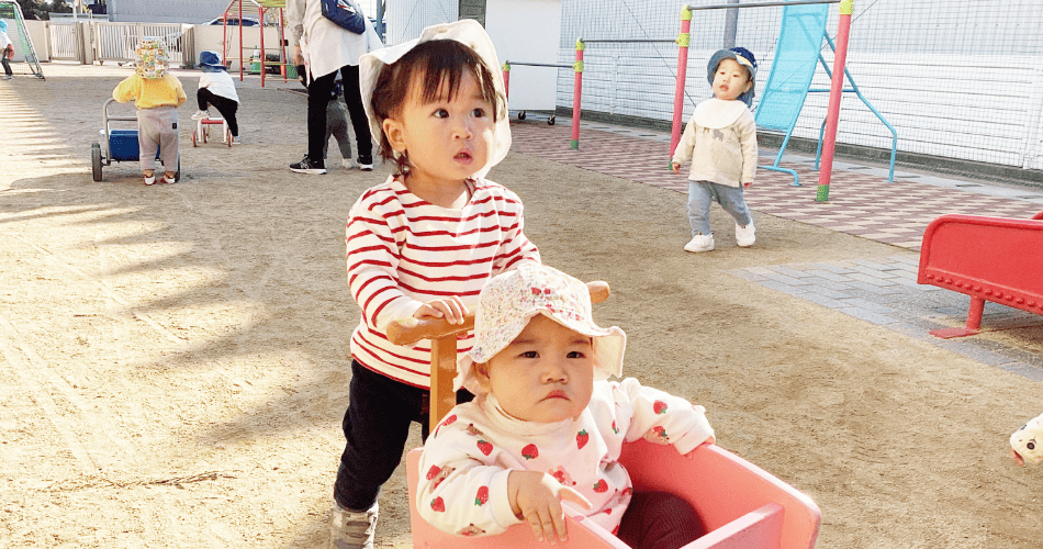 外遊びをする園児たち