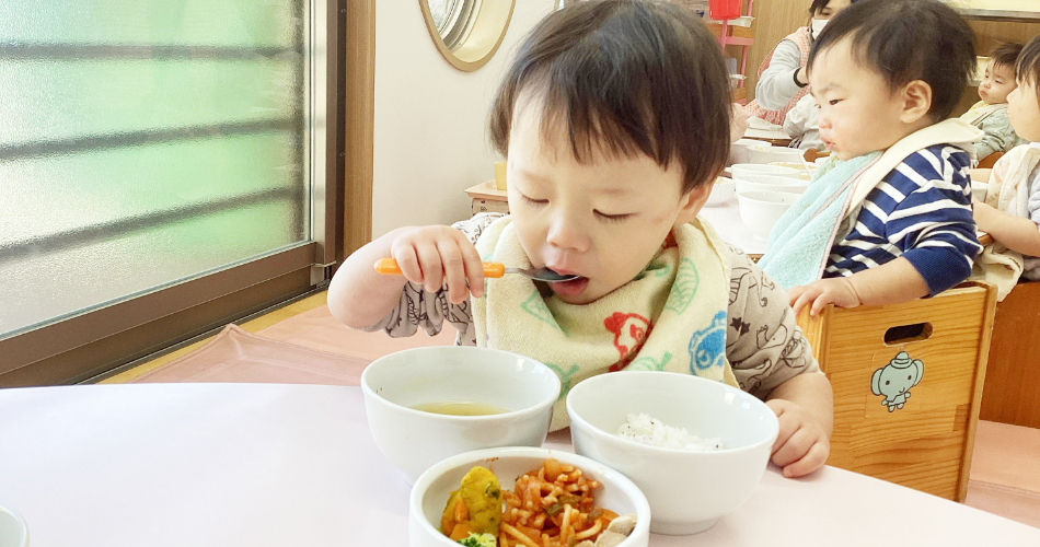 給食を食べる園児たち