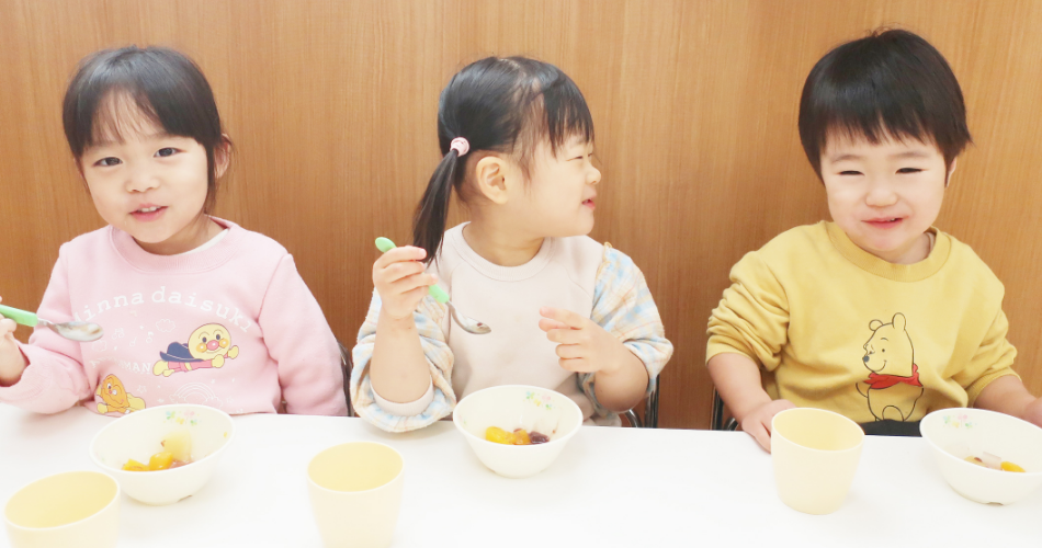 お昼のおやつを食べる園児たち