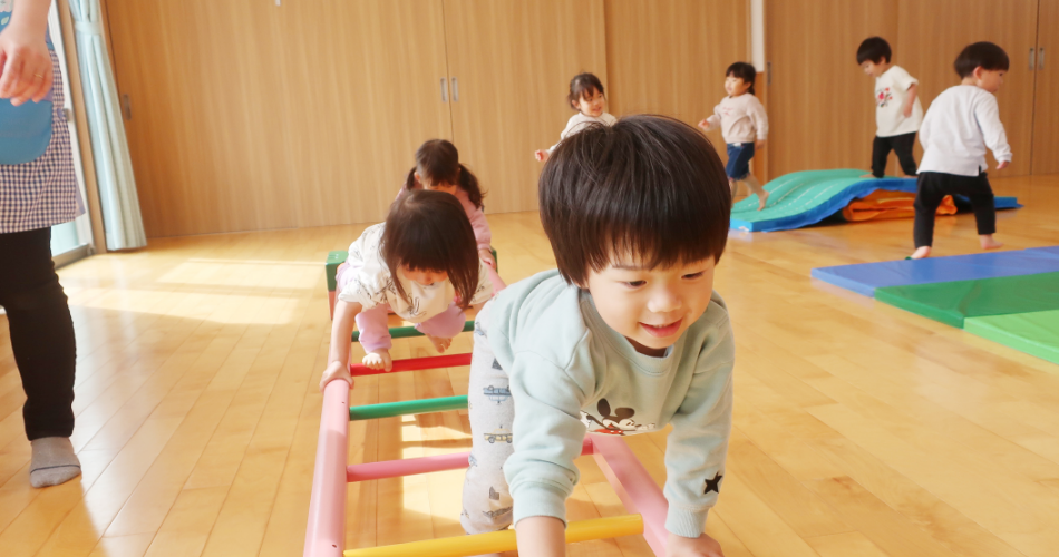 室内遊びをする園児たち