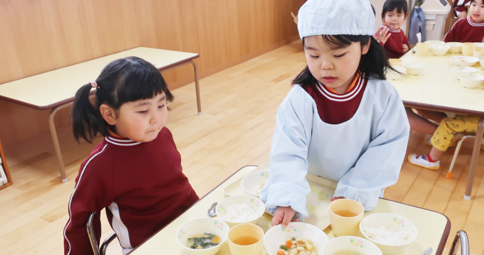 給食を食べる園児たち