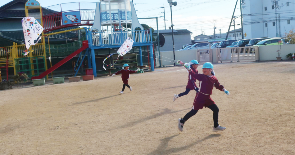 外遊びをする園児たち