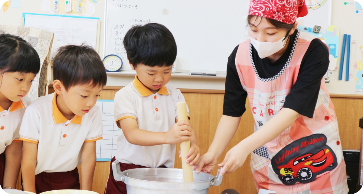 先生とクッキングをしている様子